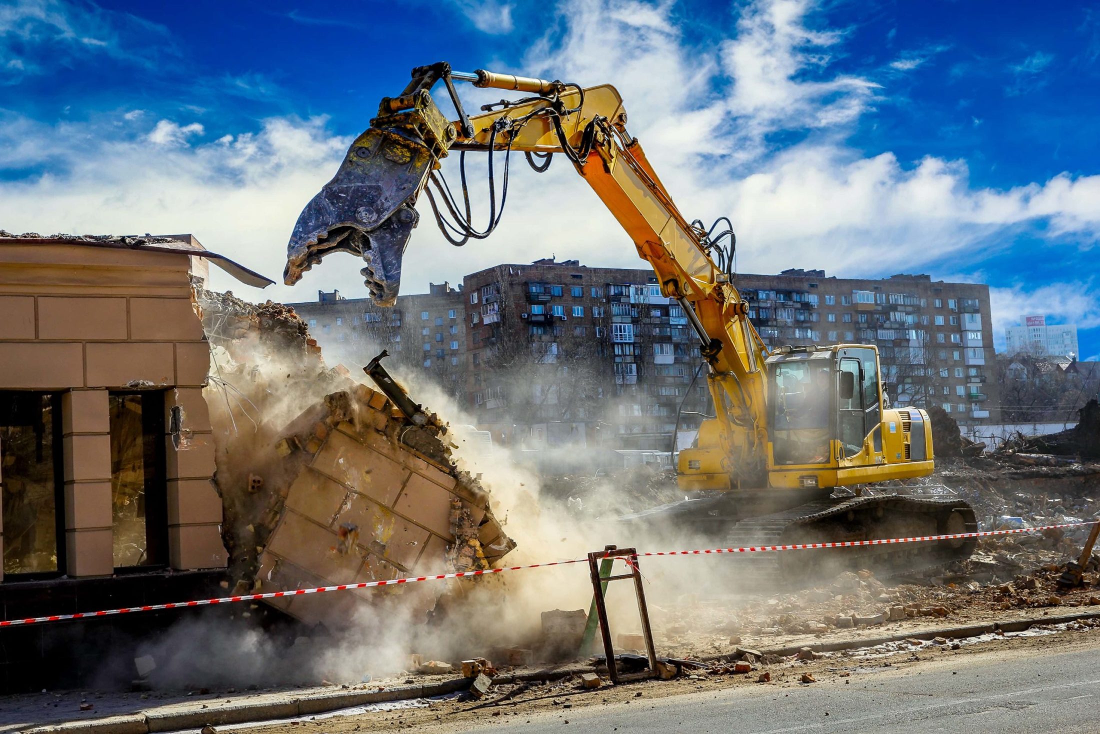 Техник строительной площадки. Разрушитель Demolition экскаватор. Демонтаж зданий. Демонтаж экскаватором. Демонтаж здания экскаватором.