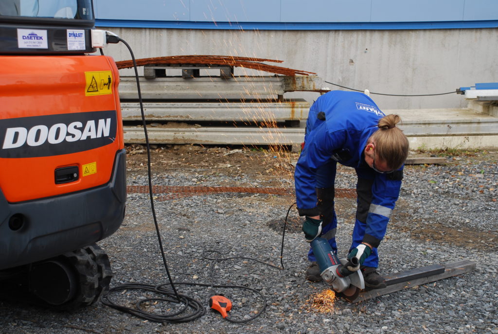 Dynaset HG35kVA Doosan mini excavator angle grinder