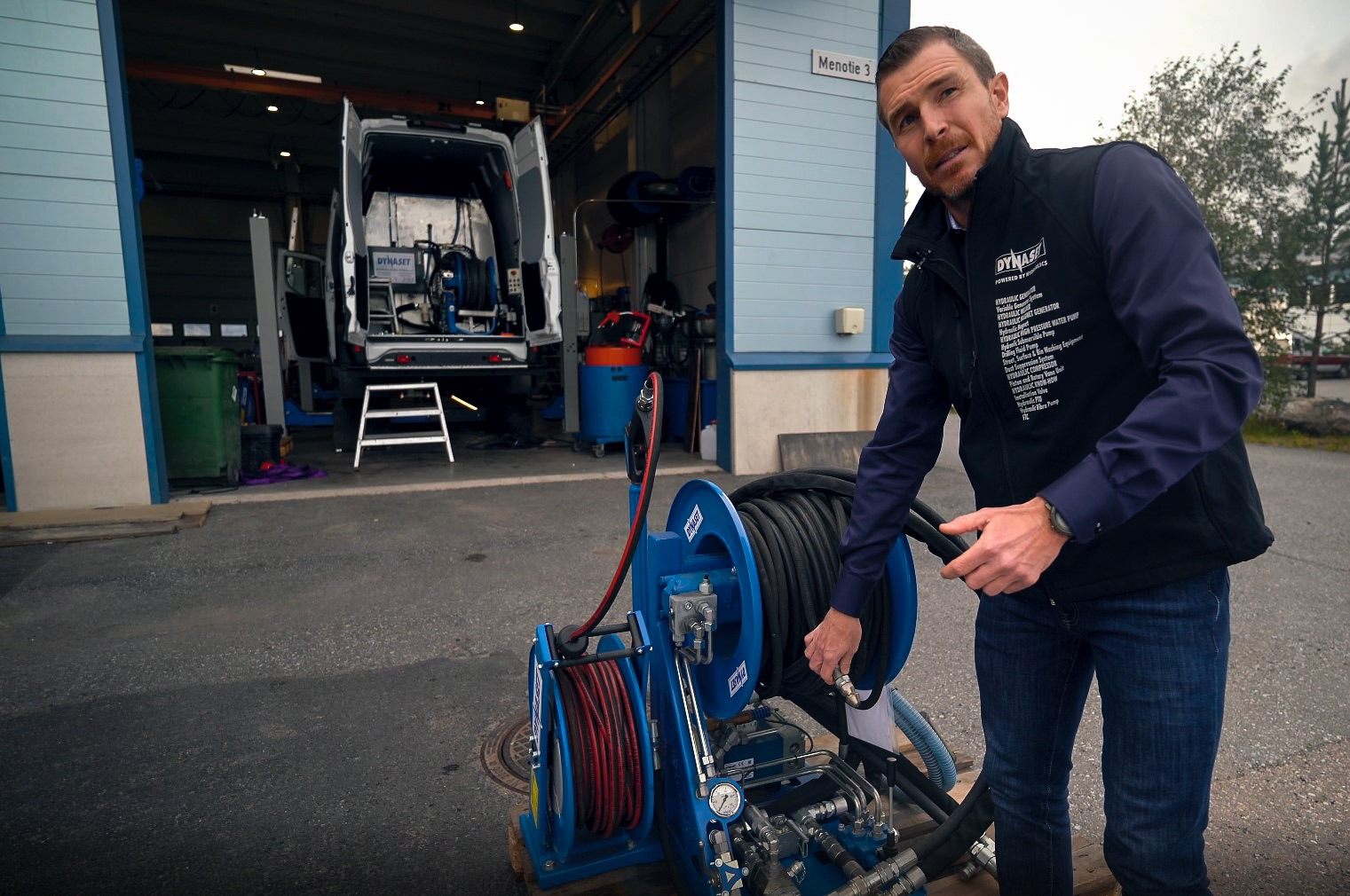 Hugues Service vehicle with Hydraulic Equipment 5