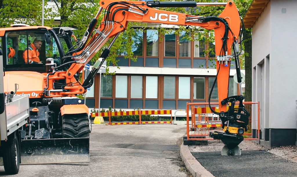 Fast and efficient asphalt cutting with the help of Hydraulic Vibra. 