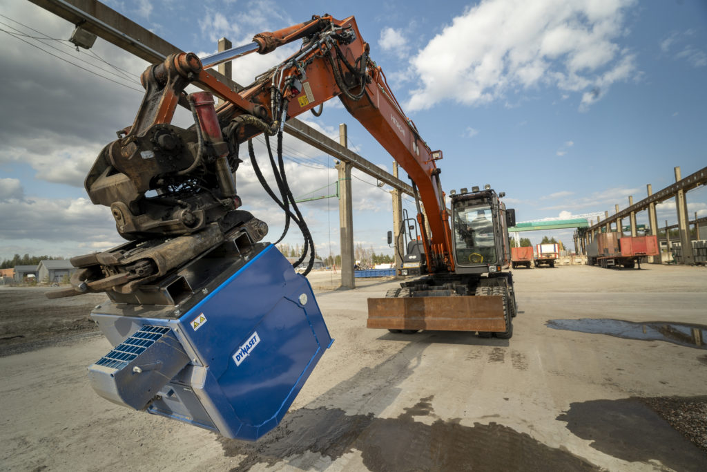 HRVB Hydraulinen kierrätysimukauha kiinnitettynä kaivinkoneeseen.  