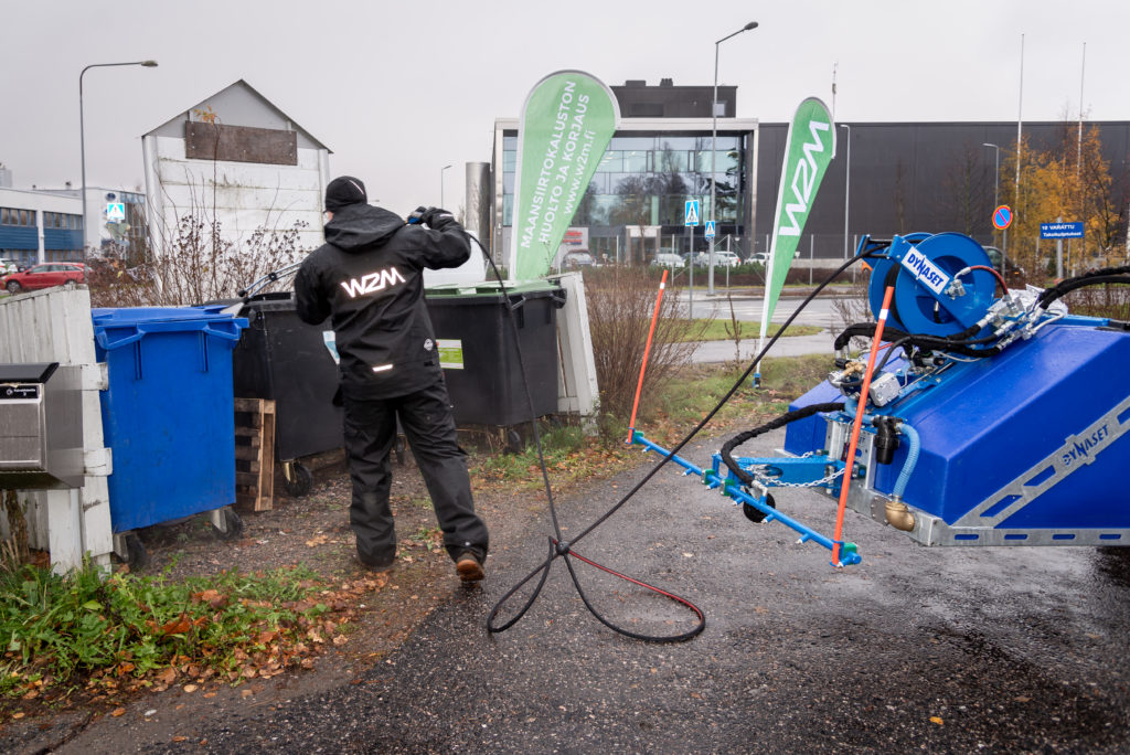 Les entreprises de nettoyage urbain peuvent utiliser la lance de lavage pour les tâches plus précises. 