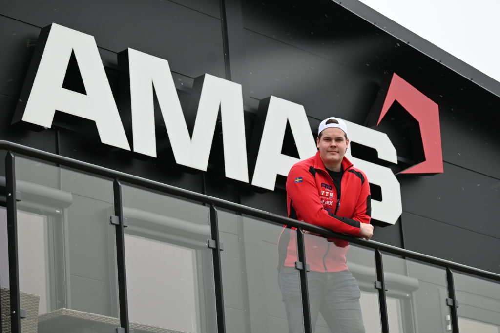 Vilgot Mäntynen 在Amas作为售后人员，他同时负责丹纳森产品的销售。Amas专业从事拆卸和回收设备的销售