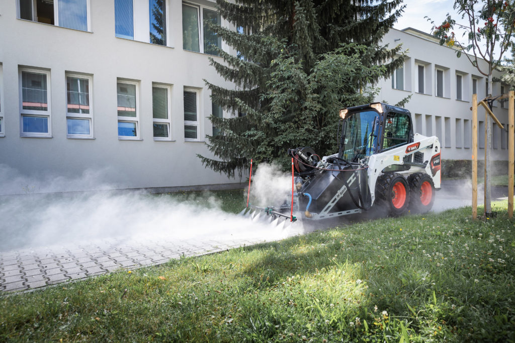 Chargeuse Bobcat et sa version intégrée de l’unité de lavage haute pression de la voirie DYNASET KPL. 