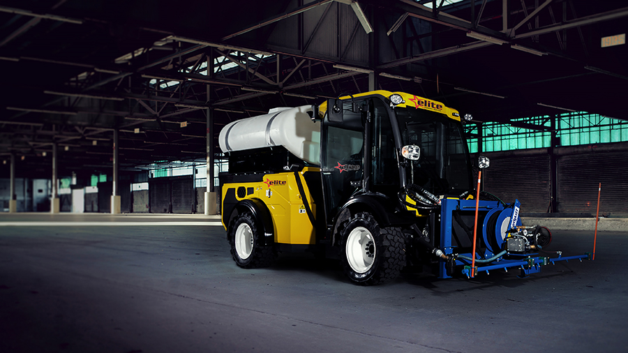 Multihog-Lader mit der modifizierten Version der DYNASET KPL-Hochdruck-Straßenreinigungsanlage.