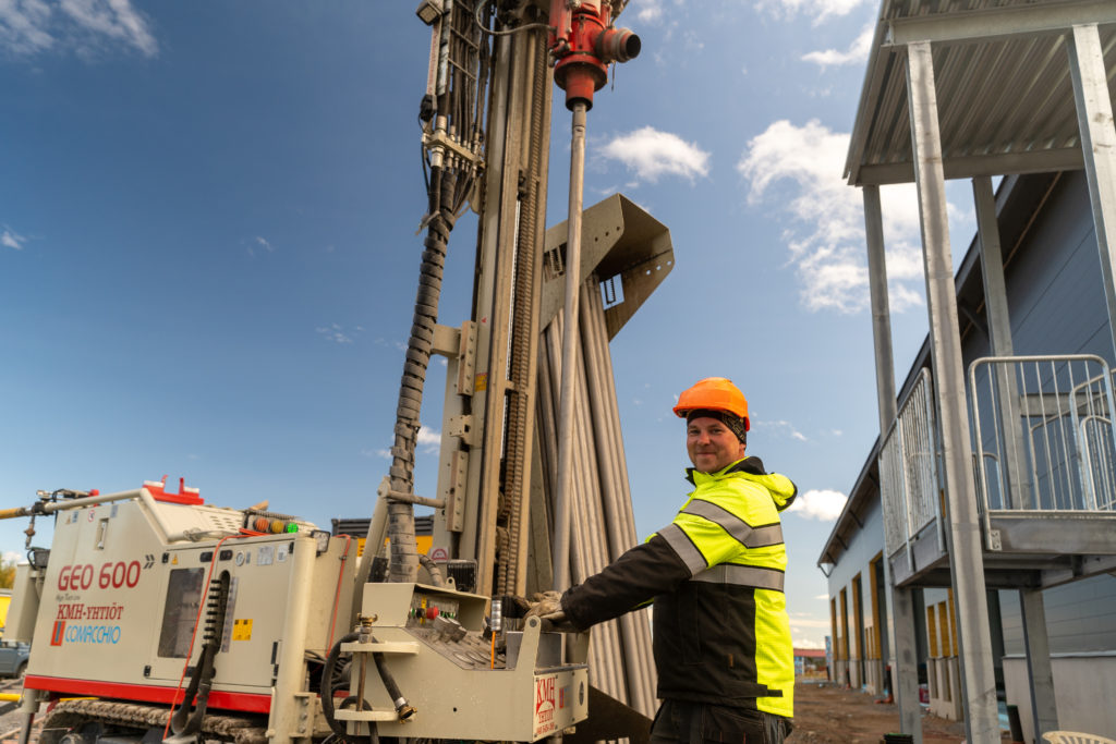 Geothermal heat pump well worksite and Drilling rig with DYNASET HPW Hydraulic High Pressure Water Pump.