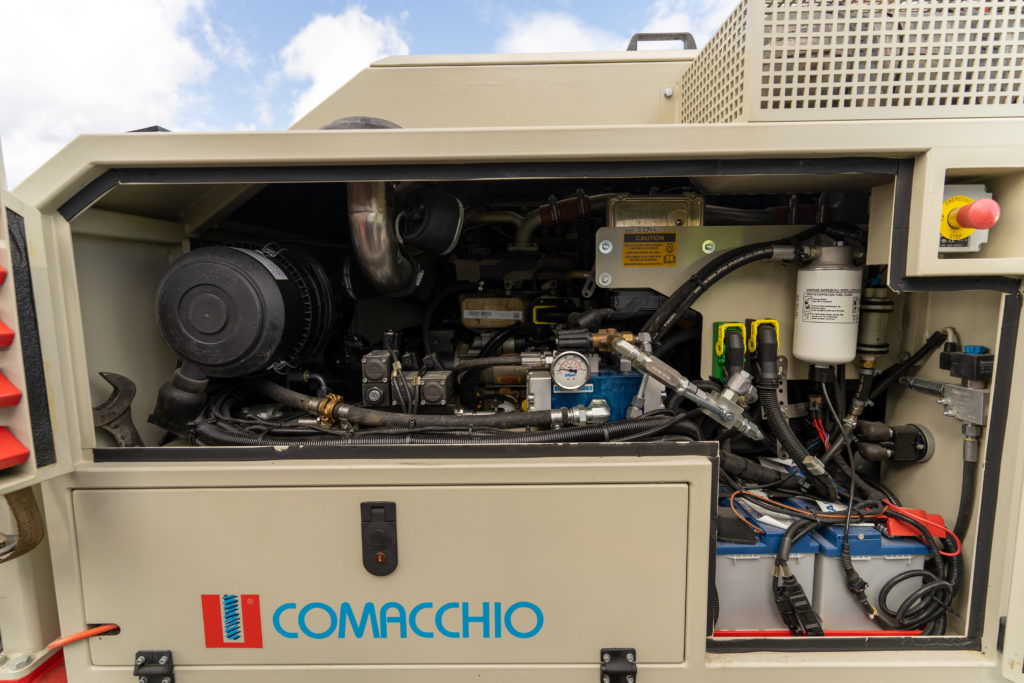 Comacchio drilling rig with a hole flushing system.