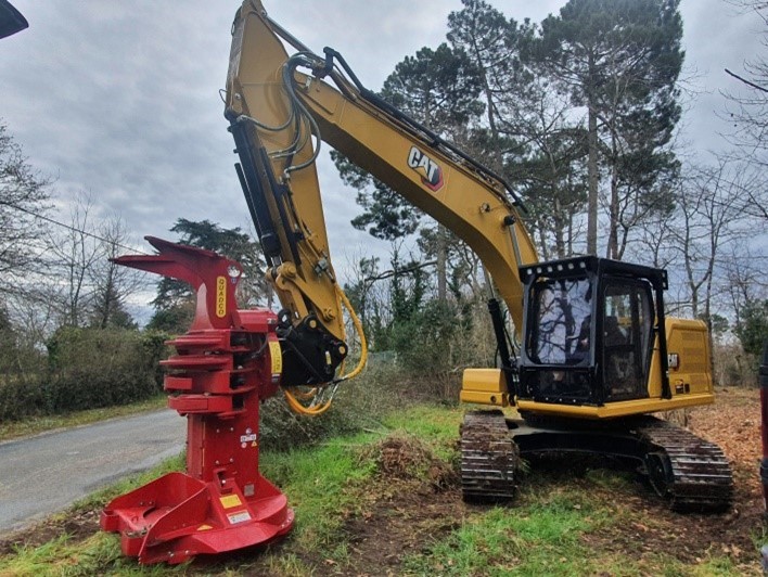 Excavadora modificada a máquina forestal.