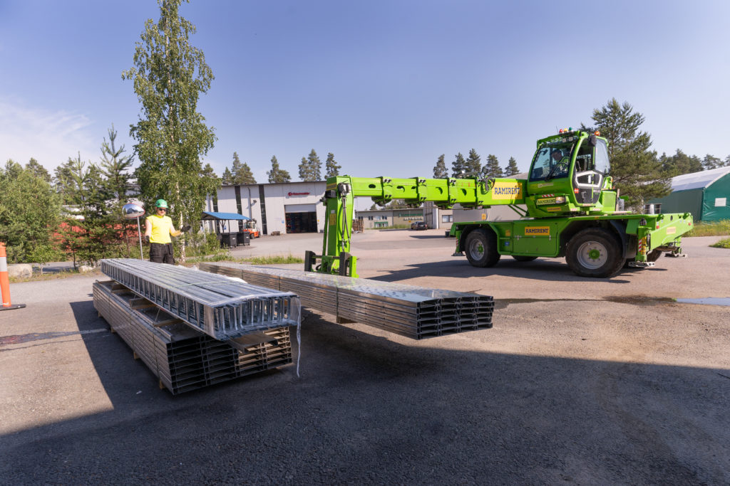 Los componentes de la planta de energía solar de Dynaset llegan a la fábrica.