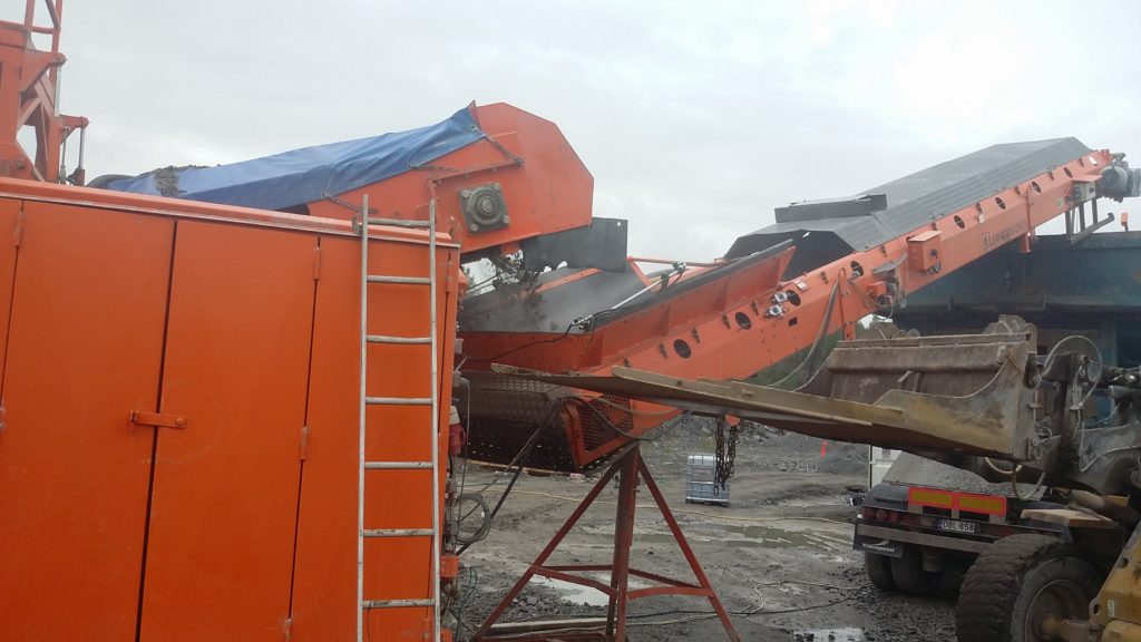 Brecher, der mit einem DYNASET HPW-DUST Staubunterdrückungssystem ausgestattet ist.