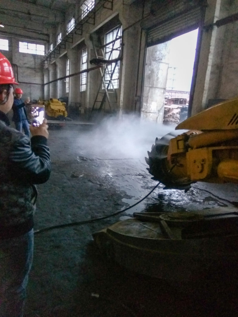 Der Nebelvorhang um das Werkzeug herum wird durch ein DYNASET HPW-DUST Staubunterdrückungssystem erzeugt.