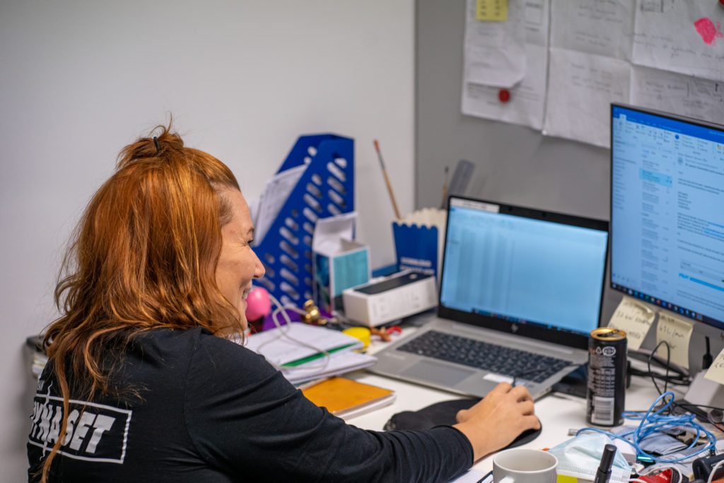 DYNASET-Mitarbeiterin Laura Humalamäki im Büro