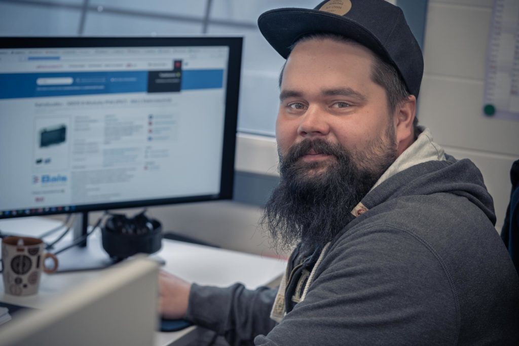 Toni Hämäläinen, ingénieur électricien chez DYNASET, à son bureau.