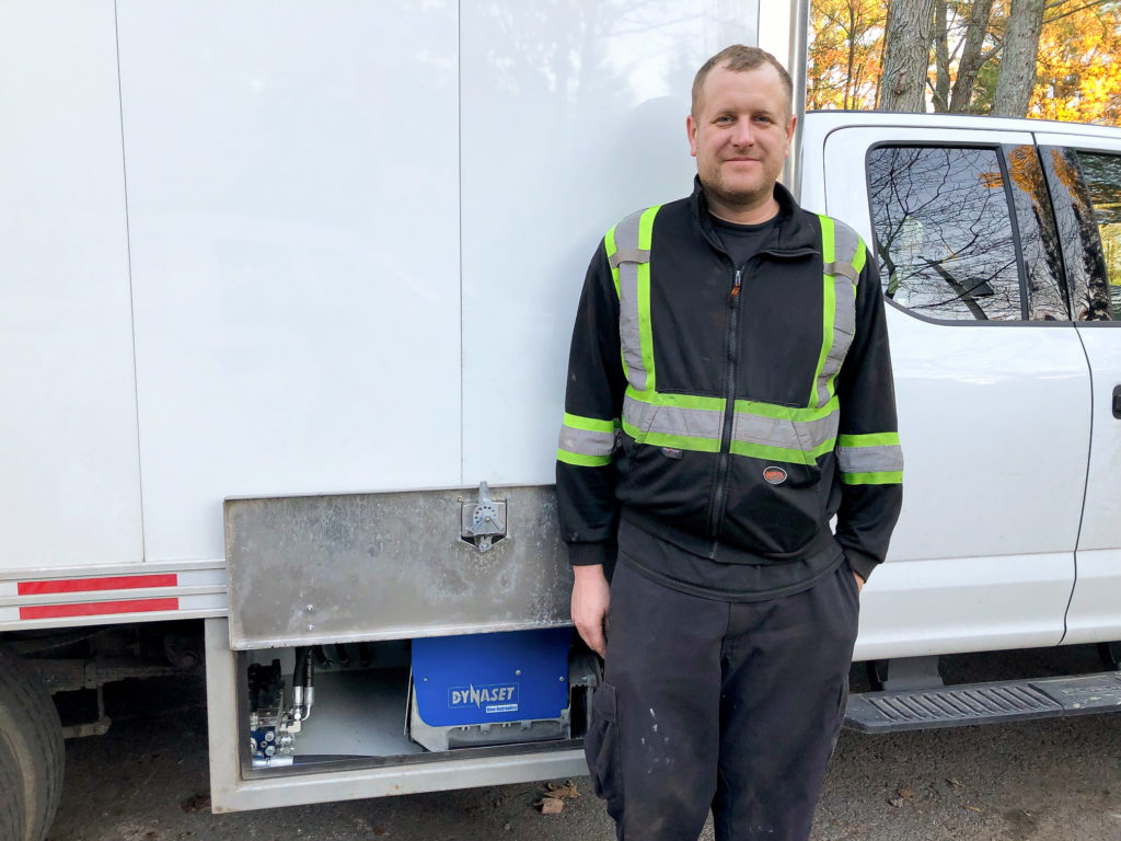 Jean-Francois Poulin和他的配备了液压设备的服务卡车。