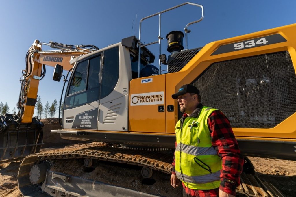 Jari Yrjänheikki and the new Liebherr 934 excavator. 