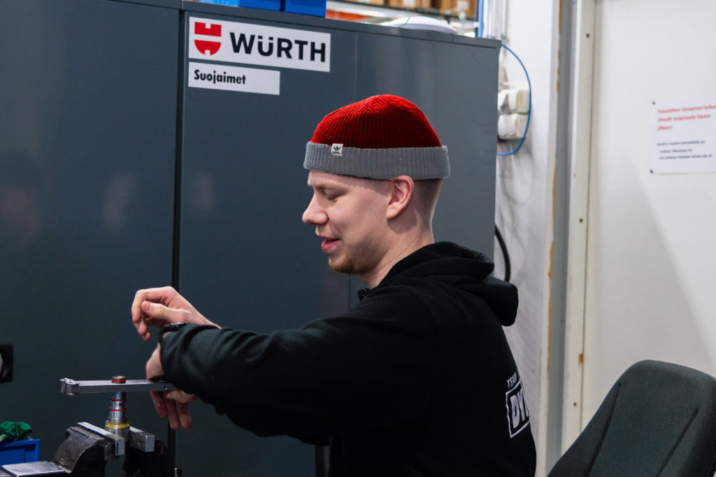 DYNASET Produktionsarbeiter Markus Hällilä bei der Arbeit in der Fabrik.