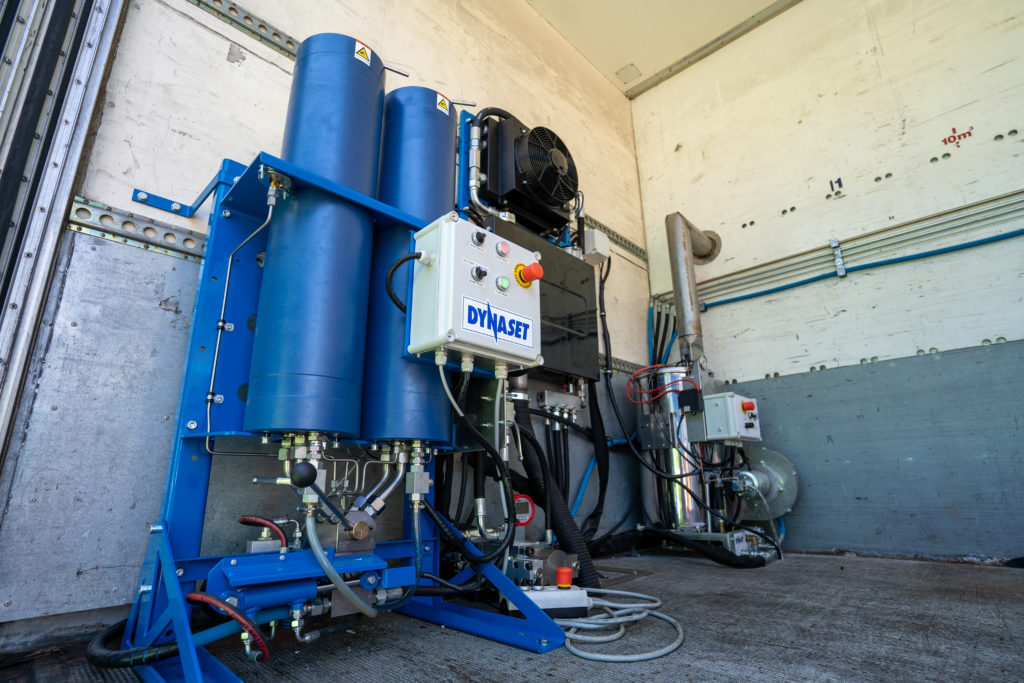 DYNASET HAC液压混合磨料水射流切割系统。