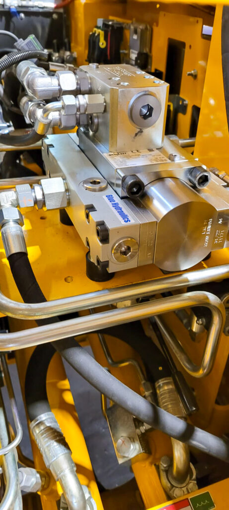 丹纳森 HPW 460液压高压水泵安装在机器人底盘上。
