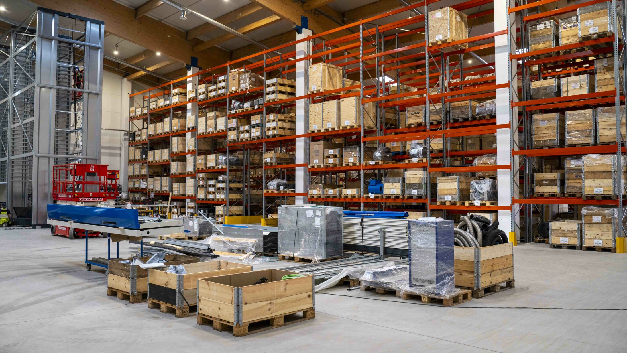 Image of the unfinished logistics warehouse. Shown are high shelves with pallets.