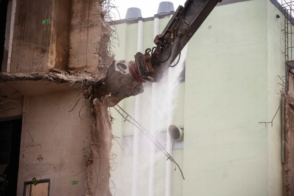 Dynaset’s dust suppression system in Normans demolition project
