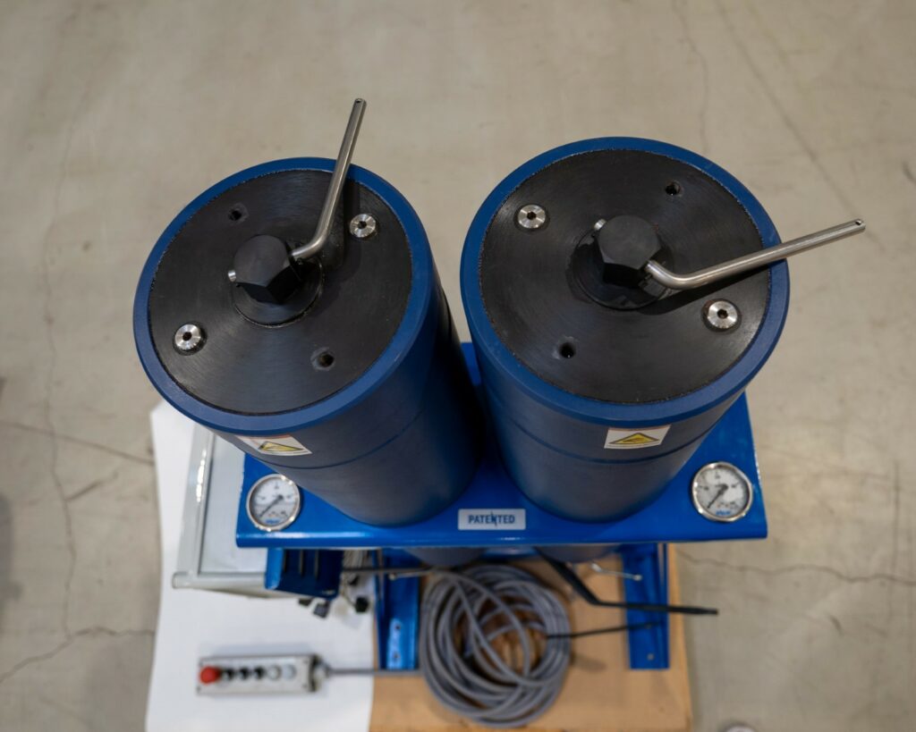 Dynaset patented valve structure with two abrasive sand tanks.