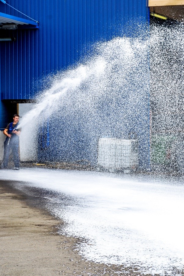 Firefighting foam spread with the foam nozzle