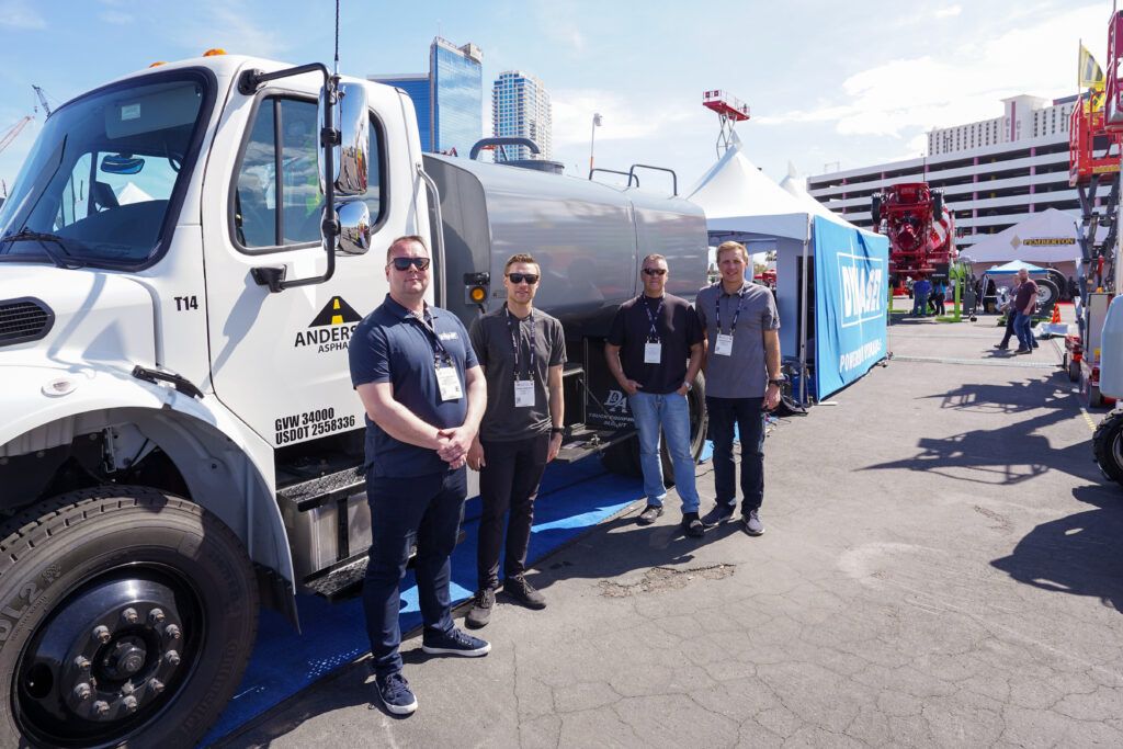 Group photo of Dynaset customers and Janne Hietamäki in front of a tank truck.