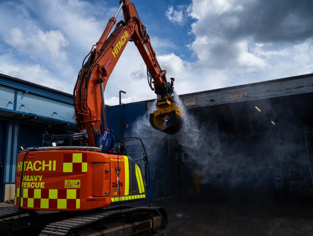 Excavatrice de lutte contre l'incendie