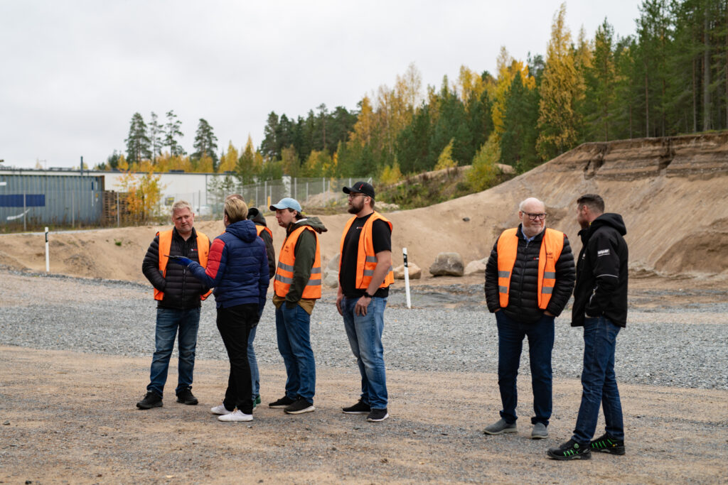 Group of people at the DYNASET Factory.