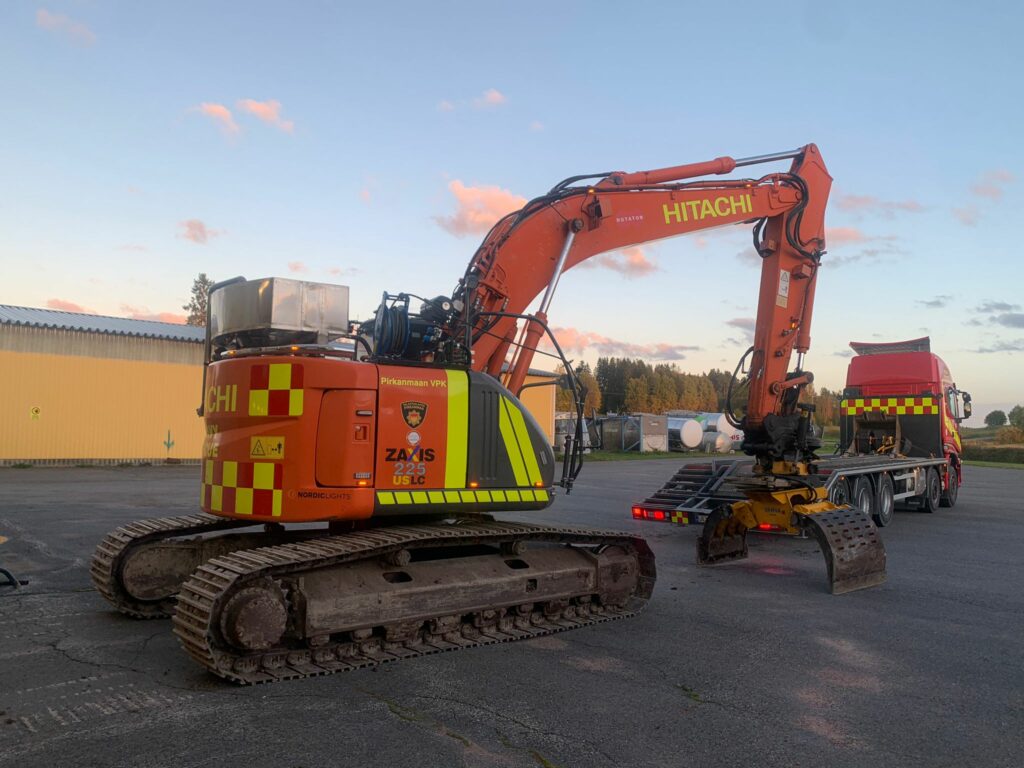 Excavatrice de lutte contre les incendies et sa remorque.