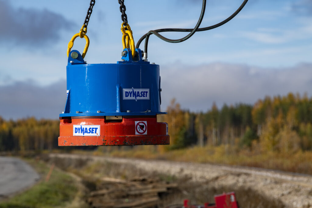 DYNASET HMAG Pro Hydraulic Magnet Hitachi Zaxis excavator railway 2019 8