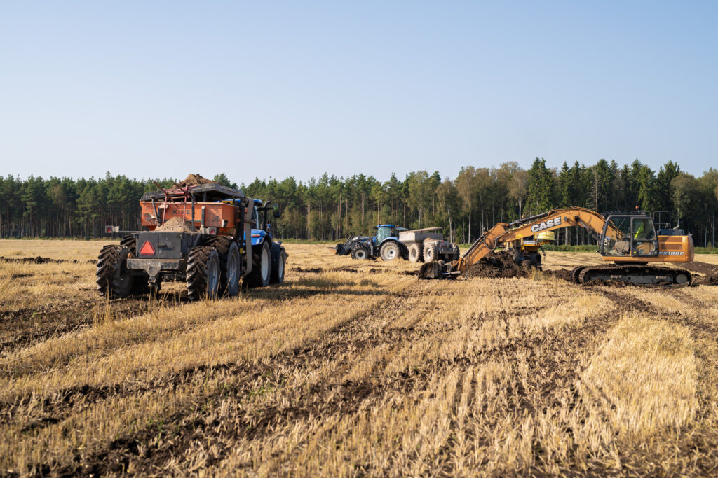 Dynaset HVD Hydraulic Directional Vibra in farm work
