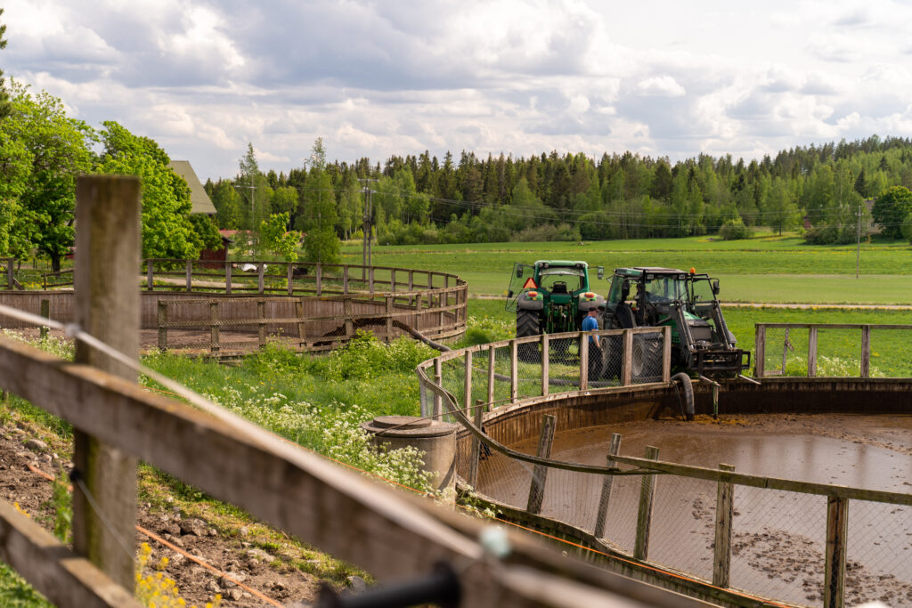 HSP3000 Hydraulic Submersible Pump at the edge of the field