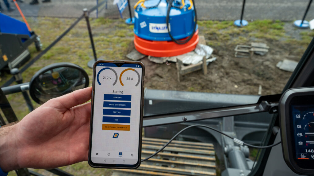 DSMART mobile application used to control and monitor a hydraulic magnet from inside an excavator cab