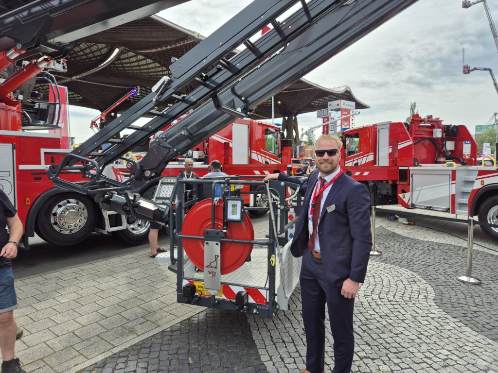 Bronto nostolava auto F45XR ja aluemyyntipäällikkö Ville Puustinen