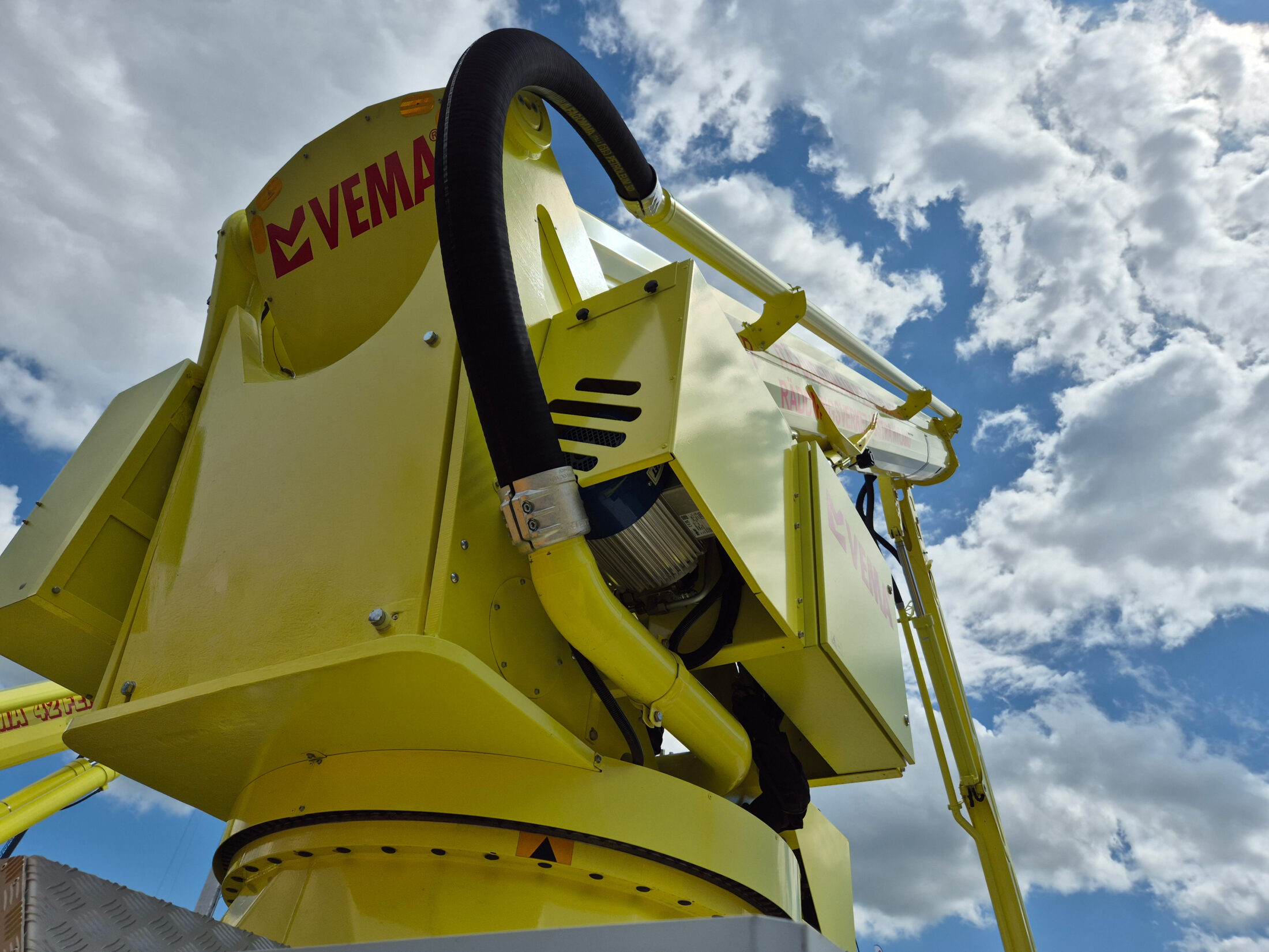Hydraulic generator and aerial ladder truck