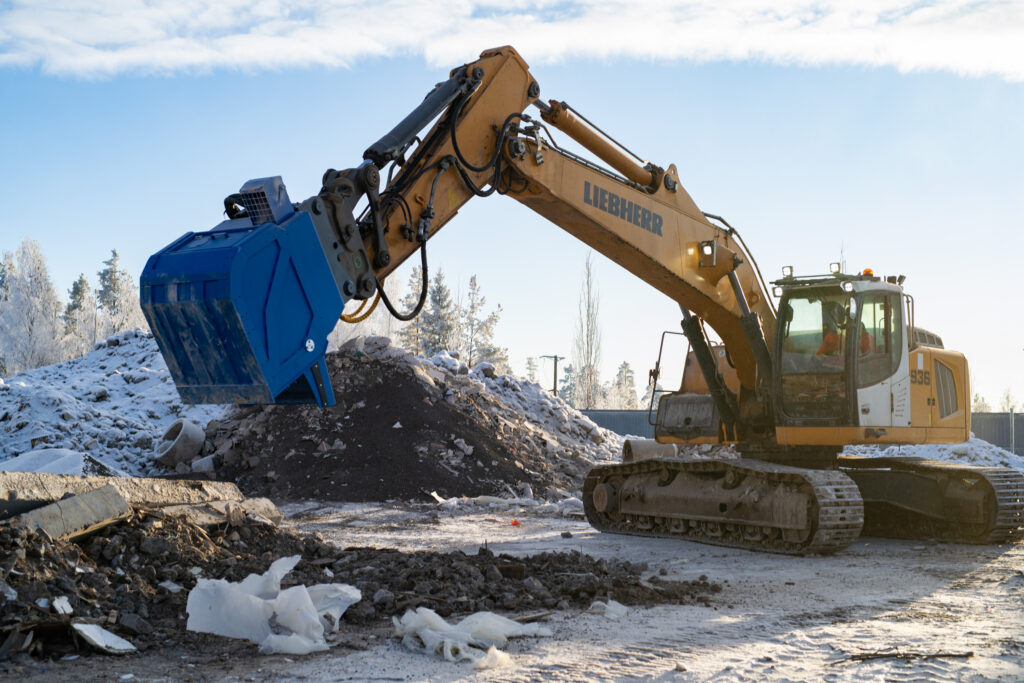 DYNASET HRVB-HD Hydraulic Recycling Vacuum Bucket on an excavator separating lightweight materials from mixed demolition and construction waste.